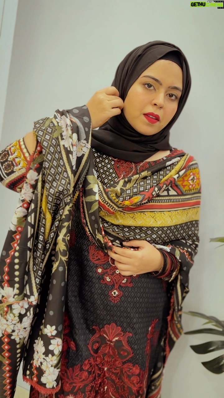 Saba Ibrahim Instagram - Raja banke aana re ❤️🖤 . . Lawn suit - @alranafashion2 . . . #saiyan#saiyandilmeinaanare#trendingreels#outfit#lawnsuits#sabaibrahim#sabakajahaan