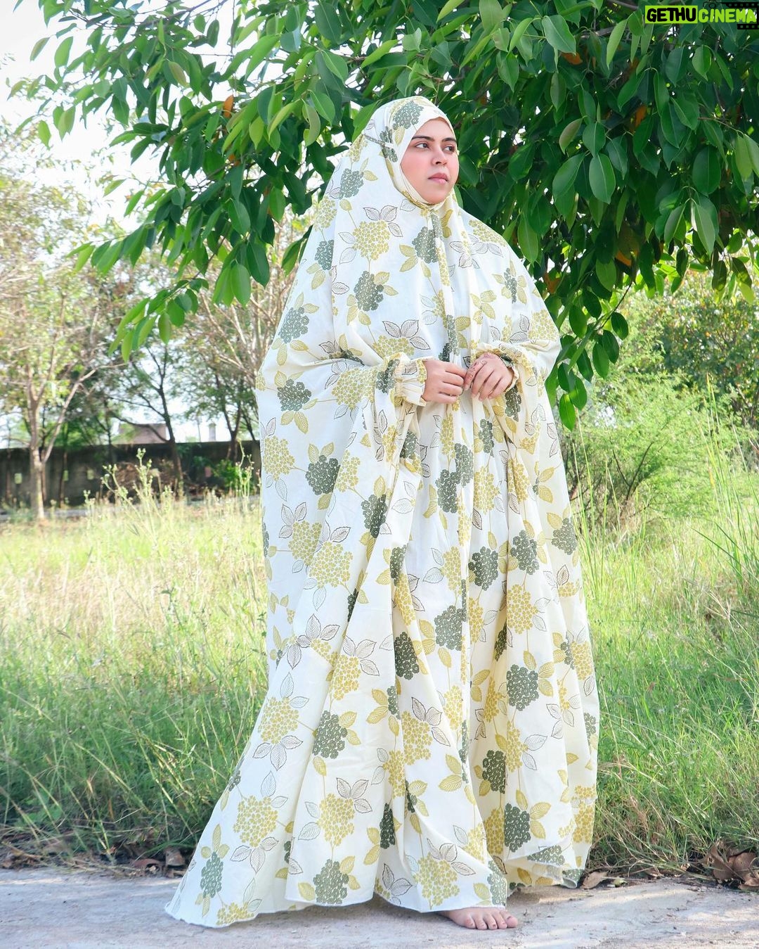 Saba Ibrahim Instagram - Namaz dress from - @ana.apparels π§π» ANA is a one stop shop for all your modestwear needs. Get your Namaz dupattas /Abayas customised with @ana.apparels, according to your size, color and design preference . . . #sabaibrahim#sabakajahaan#ana#anaapparels