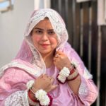 Saba Ibrahim Instagram - Subscribers ke taraf se diya hua sabse pyara tohfa 🌹 . . Alhamdulillah for everything 🤲🏽 . . Love you my Instagram and youtube family ❤️🤗 . . . #gajre#loveforflowers#sabaibrahim#sabakhalid Maudaha u.p. India