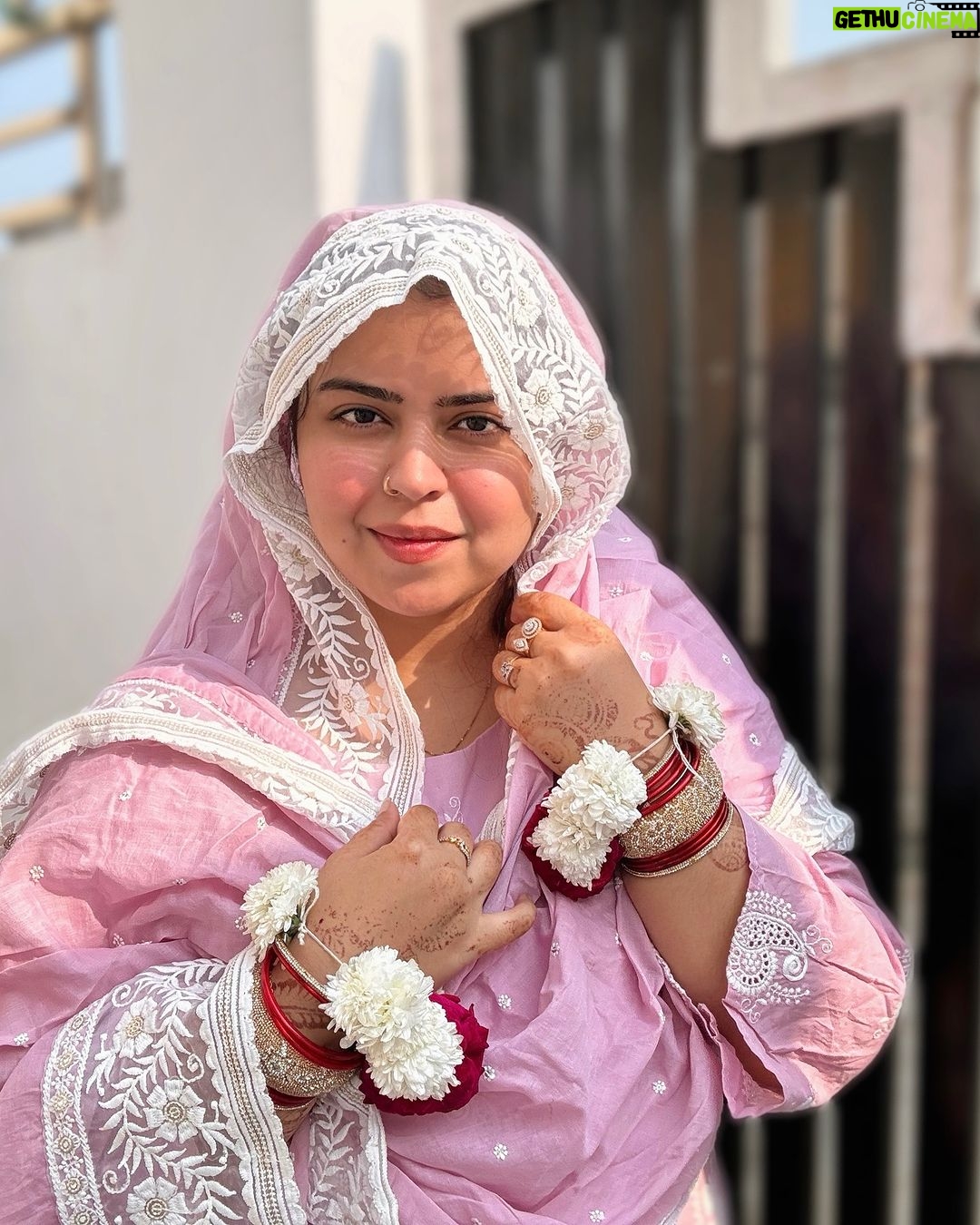 Saba Ibrahim Instagram - Subscribers ke taraf se diya hua sabse pyara tohfa 🌹 . . Alhamdulillah for everything 🤲🏽 . . Love you my Instagram and youtube family ❤️🤗 . . . #gajre#loveforflowers#sabaibrahim#sabakhalid Maudaha u.p. India