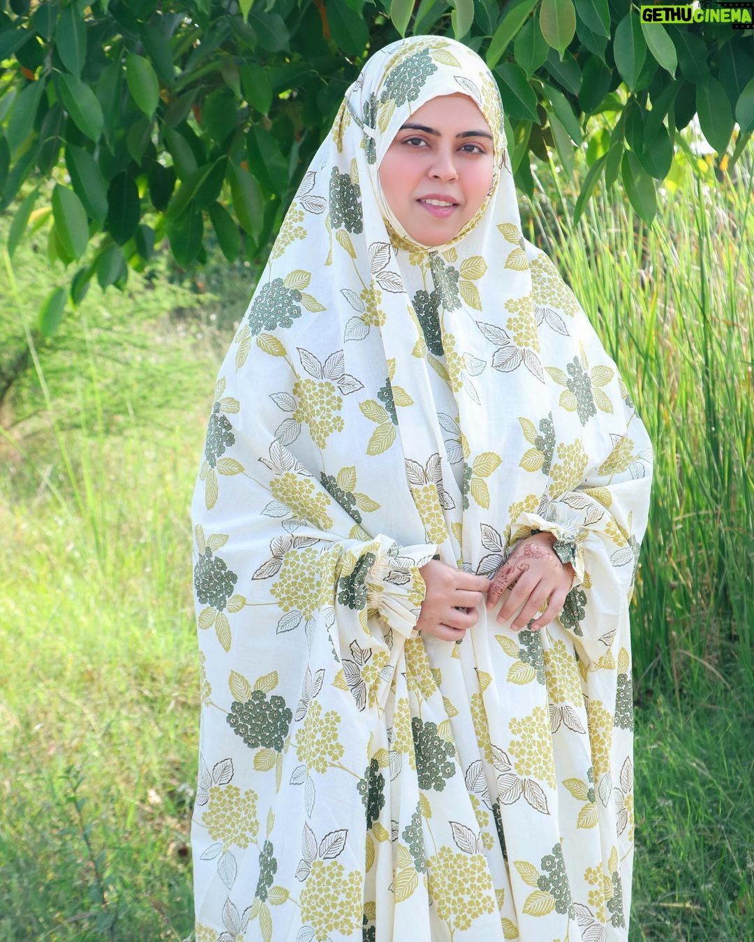 Saba Ibrahim Instagram - Namaz dress from - @ana.apparels π§π» ANA is a one stop shop for all your modestwear needs. Get your Namaz dupattas /Abayas customised with @ana.apparels, according to your size, color and design preference . . . #sabaibrahim#sabakajahaan#ana#anaapparels