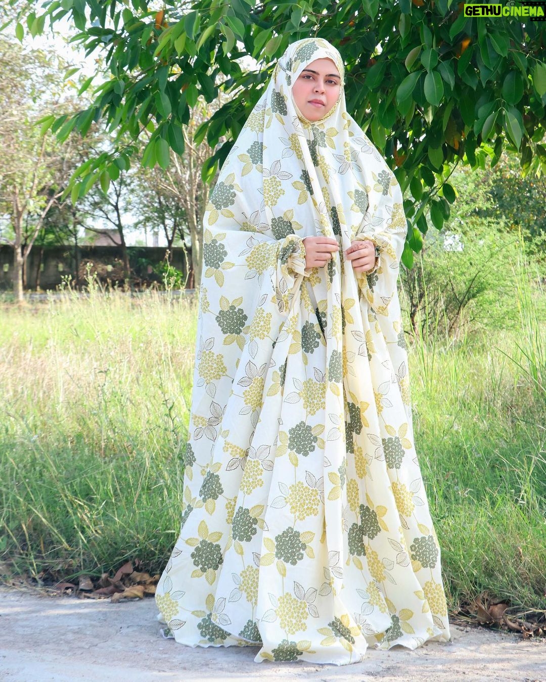 Saba Ibrahim Instagram - Namaz dress from - @ana.apparels π§π» ANA is a one stop shop for all your modestwear needs. Get your Namaz dupattas /Abayas customised with @ana.apparels, according to your size, color and design preference . . . #sabaibrahim#sabakajahaan#ana#anaapparels