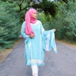 Saba Ibrahim Instagram - Thank you for this beautiful outfit - @lawn_suits_by_r_creation . . Good quality outfit n very comfortable to wear .. specially stretchable pants 👌 . . #sabaibrahim #sabakajahaan #sabakhalid #outfit #ramadanoutfit