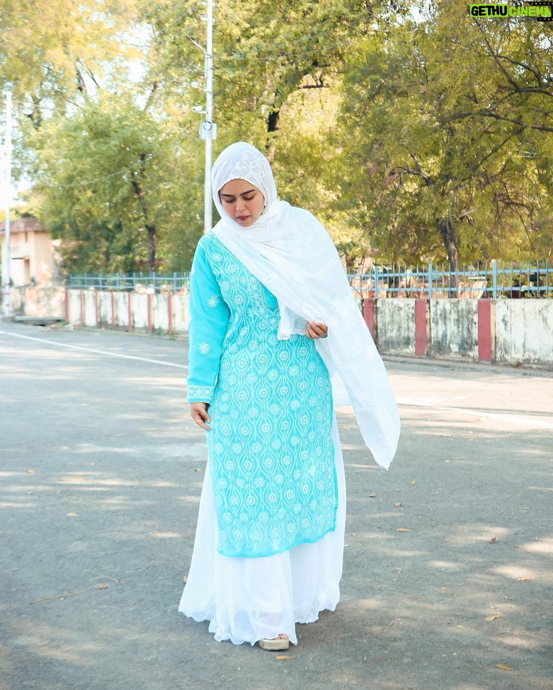 Saba Ibrahim Instagram - Lucknowi chikankari kurta from - @thechikancompany . . . #sabaibrahim#sabakajahaan#lucknowichikankari#lucknowikurti#chikankarikurta#ood#ramadan2023 Maudaha u.p. India