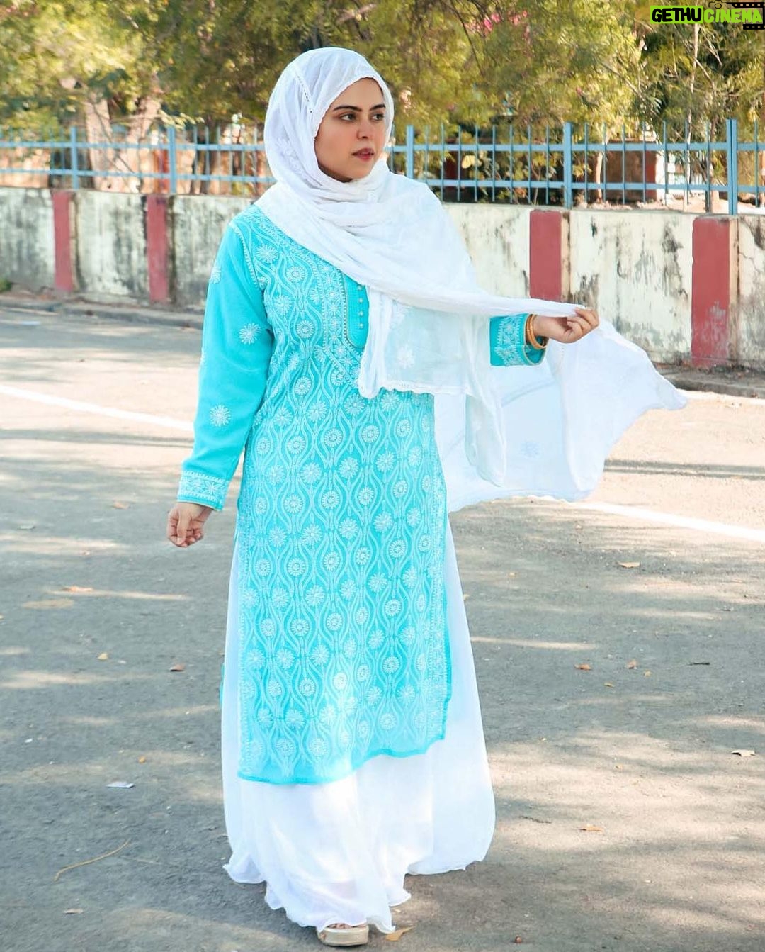 Saba Ibrahim Instagram - Lucknowi chikankari kurta from - @thechikancompany . . . #sabaibrahim#sabakajahaan#lucknowichikankari#lucknowikurti#chikankarikurta#ood#ramadan2023 Maudaha u.p. India