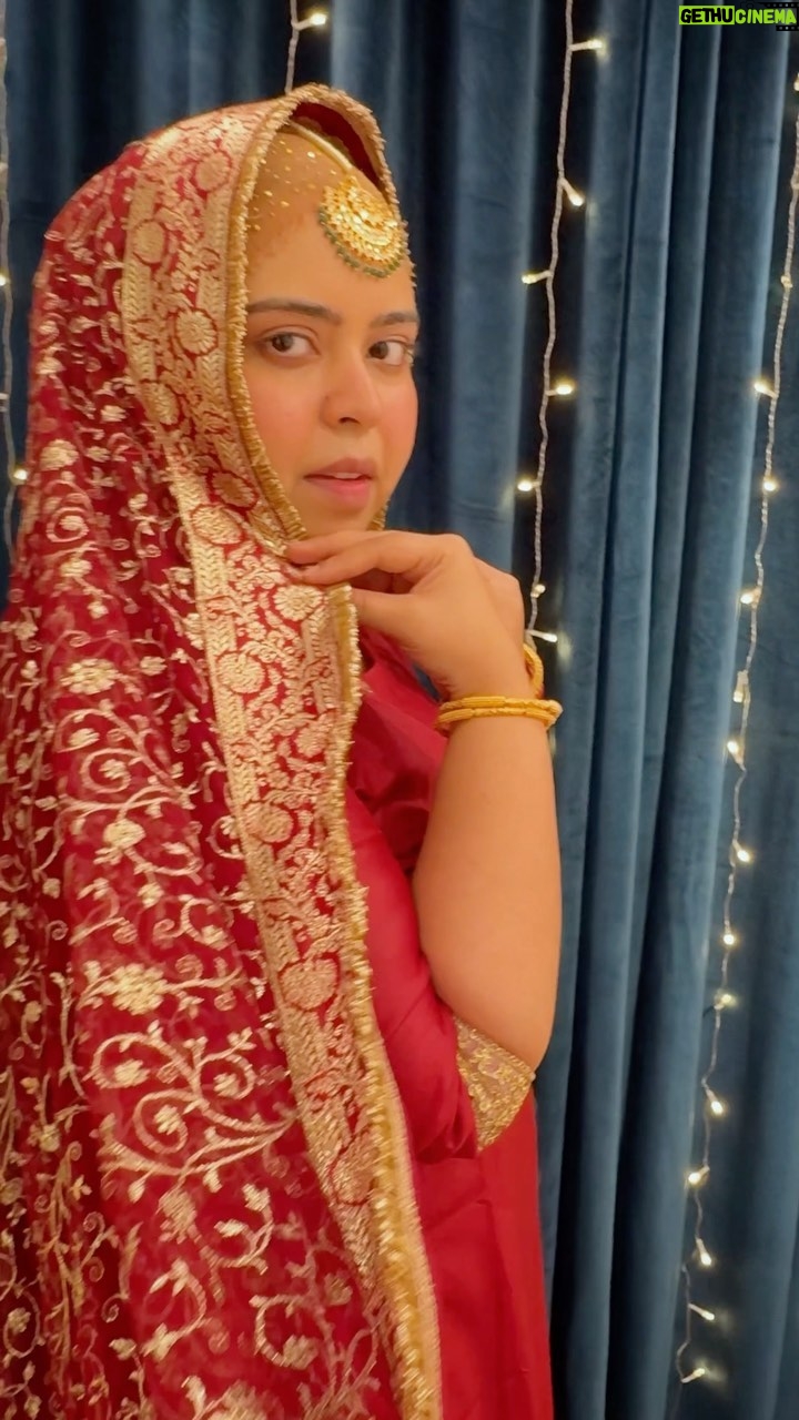 Saba Ibrahim Instagram - Beautiful wedding dress from @ranafashionindia . . Banarasi Garara stitched with 5 meters of material, 1.5 meters of unstitched material for the top, and a pure chiffon Dupatta with a heavy jaal and border. With or without lace available. 2. Visit www.alranafashion.com. 3. Use coupon code SABA10 to get a 10% discount.. . . #sabakhalid#sabaibrahim#sabakajahaan#weddingdress#gararasuits