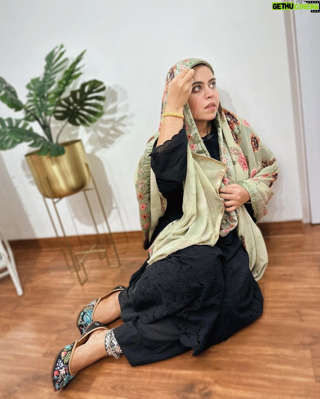 Saba Ibrahim Instagram - Teri aakhon mein basta hai mera jahaan 🖤 . . Footwear- @jaysoleindia . . PR - @dinky_nirh . . #sabaibrahim#sabakajahaan#sabakhalid