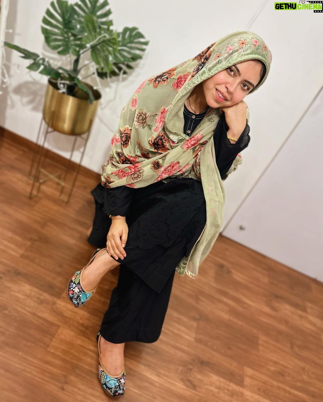 Saba Ibrahim Instagram - Teri aakhon mein basta hai mera jahaan 🖤 . . Footwear- @jaysoleindia . . PR - @dinky_nirh . . #sabaibrahim#sabakajahaan#sabakhalid