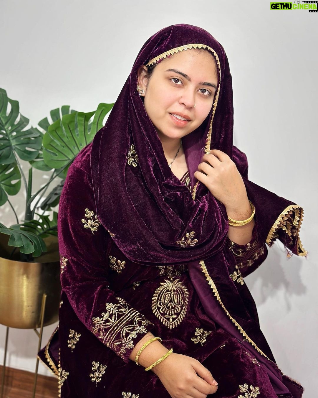 Saba Ibrahim Instagram - Dua kiya karo aur Dua ke sath sabar bhi kiya karo.. Kyuki Allah sabki sunte hain.. Par kisi kisi ko sabar ke liye chunte hain.. ❤️🤲🏽 . . . #jummahspecial #sabaibrahim #sabakajahaan