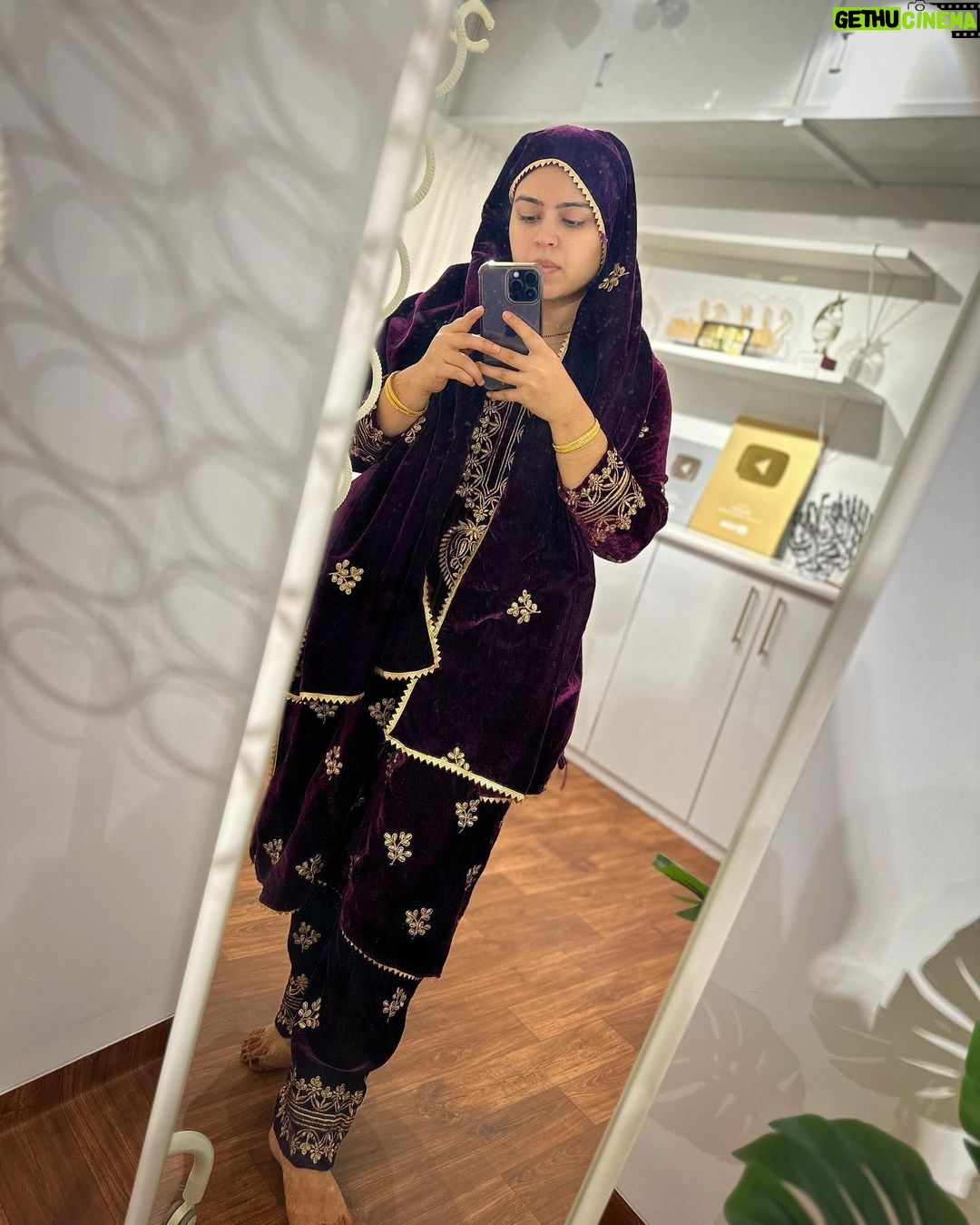 Saba Ibrahim Instagram - Dua kiya karo aur Dua ke sath sabar bhi kiya karo.. Kyuki Allah sabki sunte hain.. Par kisi kisi ko sabar ke liye chunte hain.. ❤️🤲🏽 . . . #jummahspecial #sabaibrahim #sabakajahaan