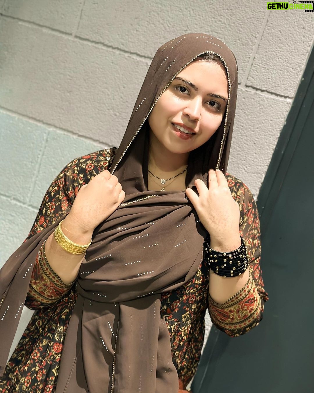 Saba Ibrahim Instagram - Yeh tum jo mera haal puchhte ho.. Bada hi mushkil sawal puchhte ho.. . . Hijab from - @hijabessence 🧕🏽 . . . #sabaibrahim#sabakajahaan
