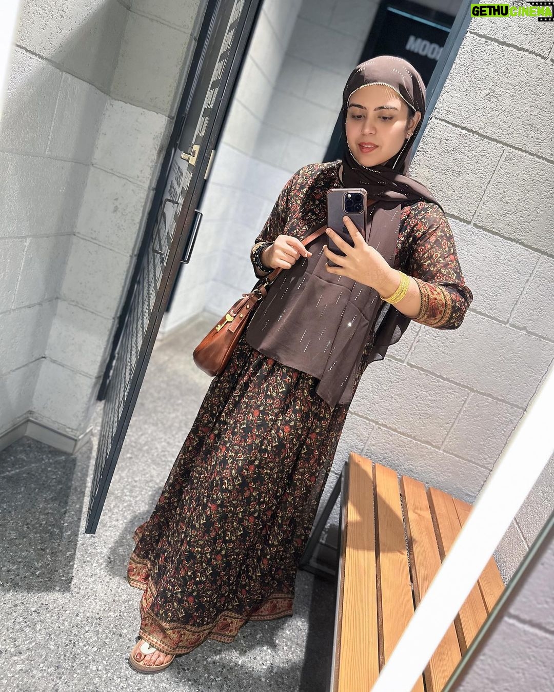 Saba Ibrahim Instagram - Yeh tum jo mera haal puchhte ho.. Bada hi mushkil sawal puchhte ho.. . . Hijab from - @hijabessence 🧕🏽 . . . #sabaibrahim#sabakajahaan