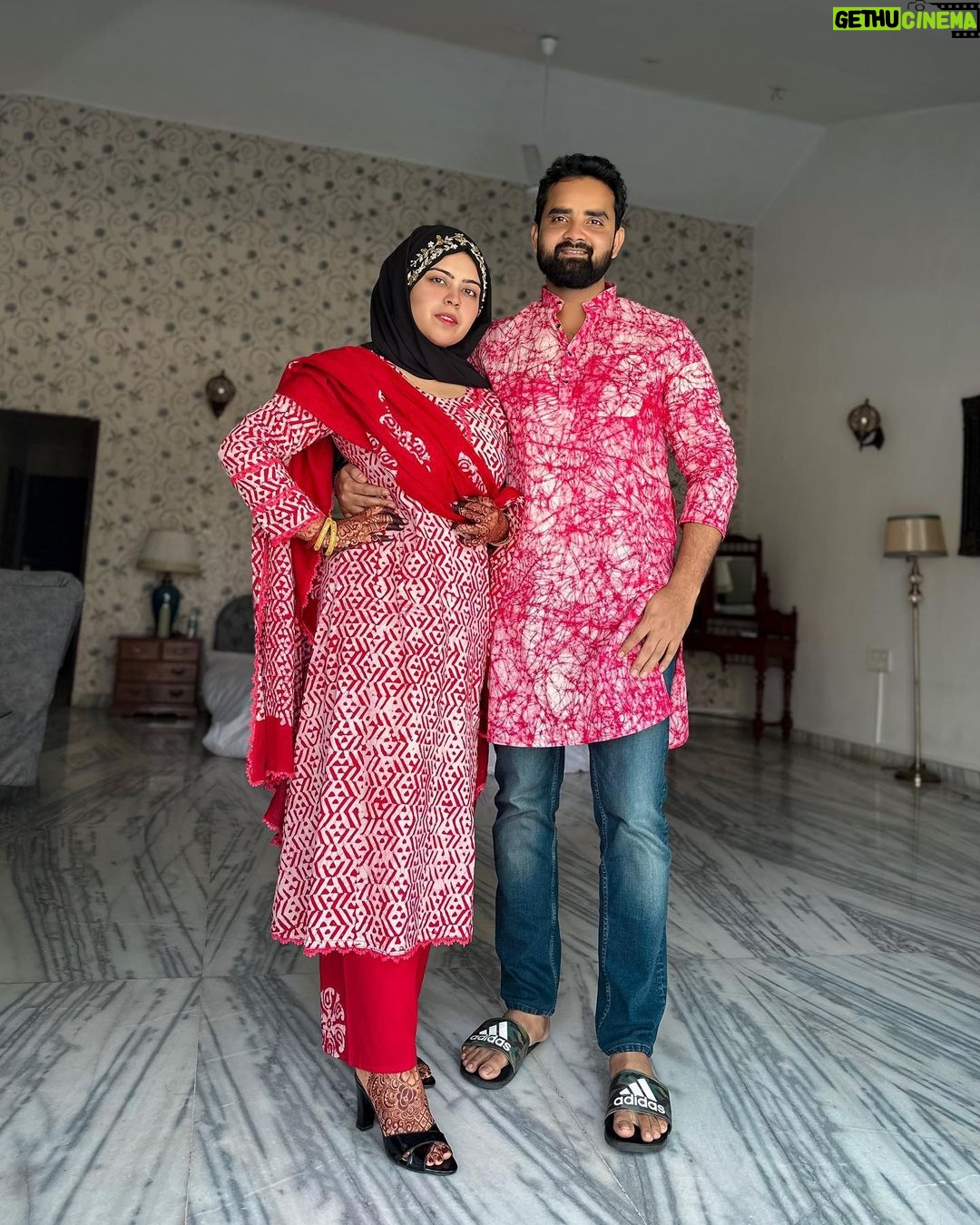 Saba Ibrahim Instagram - Jummah mubarak ❤️ . . Mera outfit & sunny ka Kurta @ak.batiq ne bheja hai ❤️ . . Thanku . . #sabakhalid#sabaibrahim#sabasunny#khalidniaz#friday#instagrampost#postoftheday#positivevibesonly#peace#love k