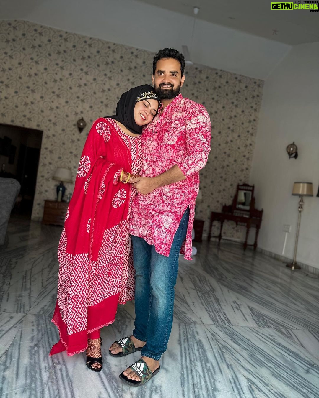 Saba Ibrahim Instagram - Jummah mubarak ❤️ . . Mera outfit & sunny ka Kurta @ak.batiq ne bheja hai ❤️ . . Thanku . . #sabakhalid#sabaibrahim#sabasunny#khalidniaz#friday#instagrampost#postoftheday#positivevibesonly#peace#love k