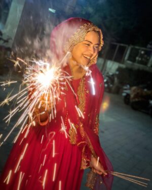 Saba Ibrahim Instagram - Happy diwali friends ✨🤗
.
.
Spread love.. spread lights ✨❤️ 
.
.
.
Outfit - @swaroop_dressing_collection ❤️
.
#sabaibrahim#sabakajahaan#youtuber#vlogger#indianvlogger#festivevibes#festivaloflights