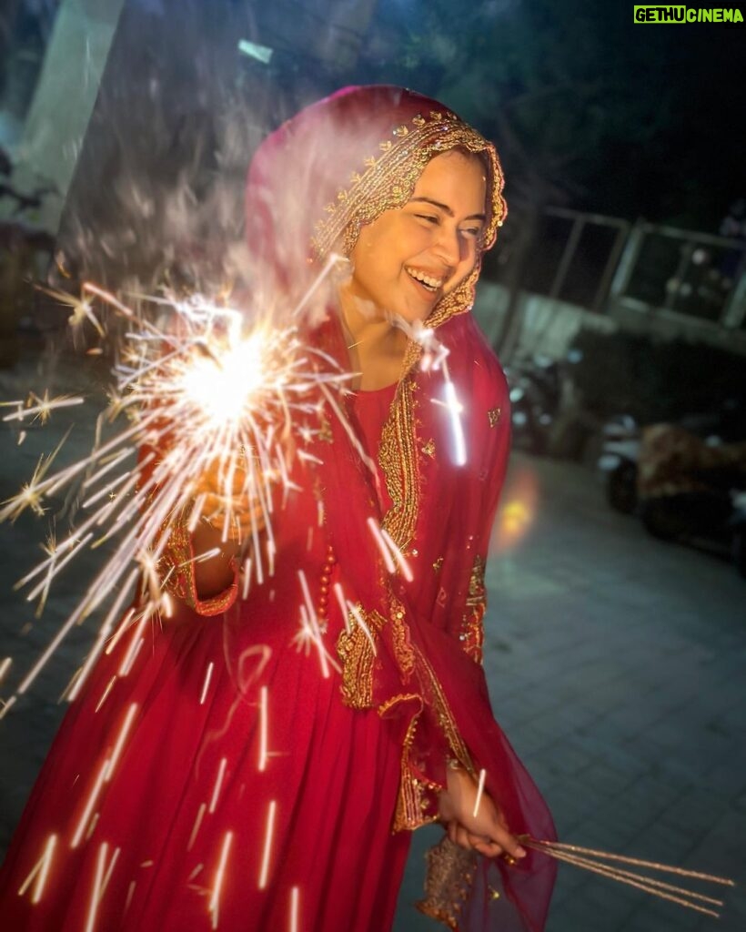 Saba Ibrahim Instagram - Happy diwali friends ✨🤗 . . Spread love.. spread lights ✨❤️ . . . Outfit - @swaroop_dressing_collection ❤️ . #sabaibrahim#sabakajahaan#youtuber#vlogger#indianvlogger#festivevibes#festivaloflights
