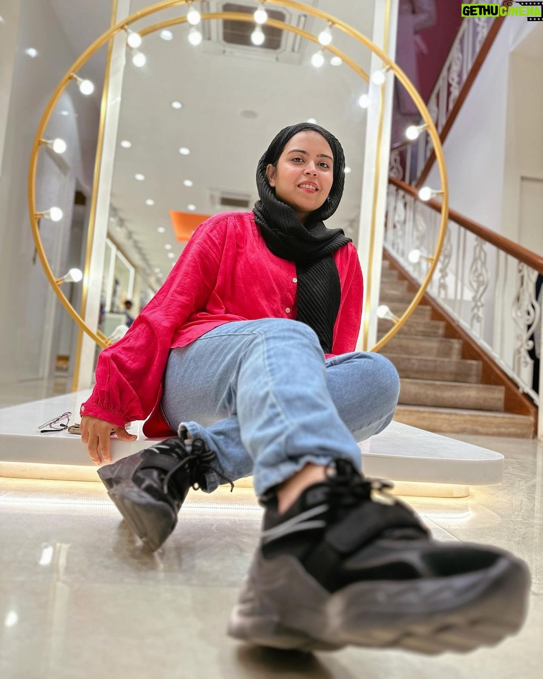 Saba Ibrahim Instagram - Aurat chaahna aur aurat ko chaahna.. Dono mein zarurat aur mohobbat ka fark hai.. 💕 . . . #sabaibrahim#sabakajahaan#lifestyleinfluencer#vlogger#ootd#hotpink#instagram#outfitoftheday#instagram