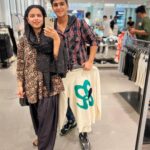 Saba Ibrahim Instagram - REHAN Mera chhota bhai.. jo height mein mujhse bada ho gaya hai aur samajh mein bhi.. 🤗 Aur saaye ki tarah sath rehta hai.. Udas hoti hu to hasata hai.. Pareshan hoti hu to samjhata hai.. Aaj sabse acha laga jab zimmedari se mere sath shoping pe gaya.. shopping bag sambhala aur trial room k bahar itne der wait kiya.. (jabki usme patience nahi itna) 😃 . rehan mujhe pata hai tum Instagram pe nahi ho lekin tum roz google pe ja ke Instagram pe jake mera Instagram check karte ho ki mere followers kitne badhe 🙃 . . Toh thanku Rehan i love u .. thanku humesha bade bhai k jaise mujhe baccho k tarah treat karne ke liye ❤️ . . Love h aur tumhe tumhare pasand ki sherwani zarur dilaungi 😁 in sha Allah . . Main tumhari shalu api humesha tumhare sath hu aur tum bhi humesha aise hi sath rehna kabhi nahi badalna 🤗 . . . Love ( shalu api) ❤️