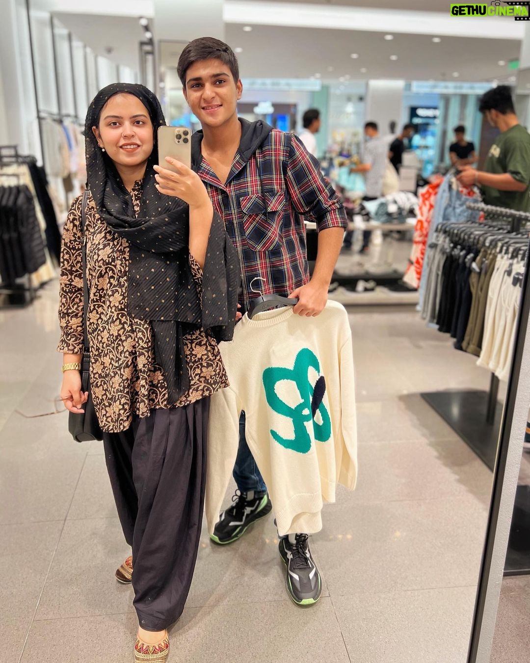 Saba Ibrahim Instagram - REHAN Mera chhota bhai.. jo height mein mujhse bada ho gaya hai aur samajh mein bhi.. π€ Aur saaye ki tarah sath rehta hai.. Udas hoti hu to hasata hai.. Pareshan hoti hu to samjhata hai.. Aaj sabse acha laga jab zimmedari se mere sath shoping pe gaya.. shopping bag sambhala aur trial room k bahar itne der wait kiya.. (jabki usme patience nahi itna) π . rehan mujhe pata hai tum Instagram pe nahi ho lekin tum roz google pe ja ke Instagram pe jake mera Instagram check karte ho ki mere followers kitne badhe π . . Toh thanku Rehan i love u .. thanku humesha bade bhai k jaise mujhe baccho k tarah treat karne ke liye β€οΈ . . Love h aur tumhe tumhare pasand ki sherwani zarur dilaungi π in sha Allah . . Main tumhari shalu api humesha tumhare sath hu aur tum bhi humesha aise hi sath rehna kabhi nahi badalna π€ . . . Love ( shalu api) β€οΈ