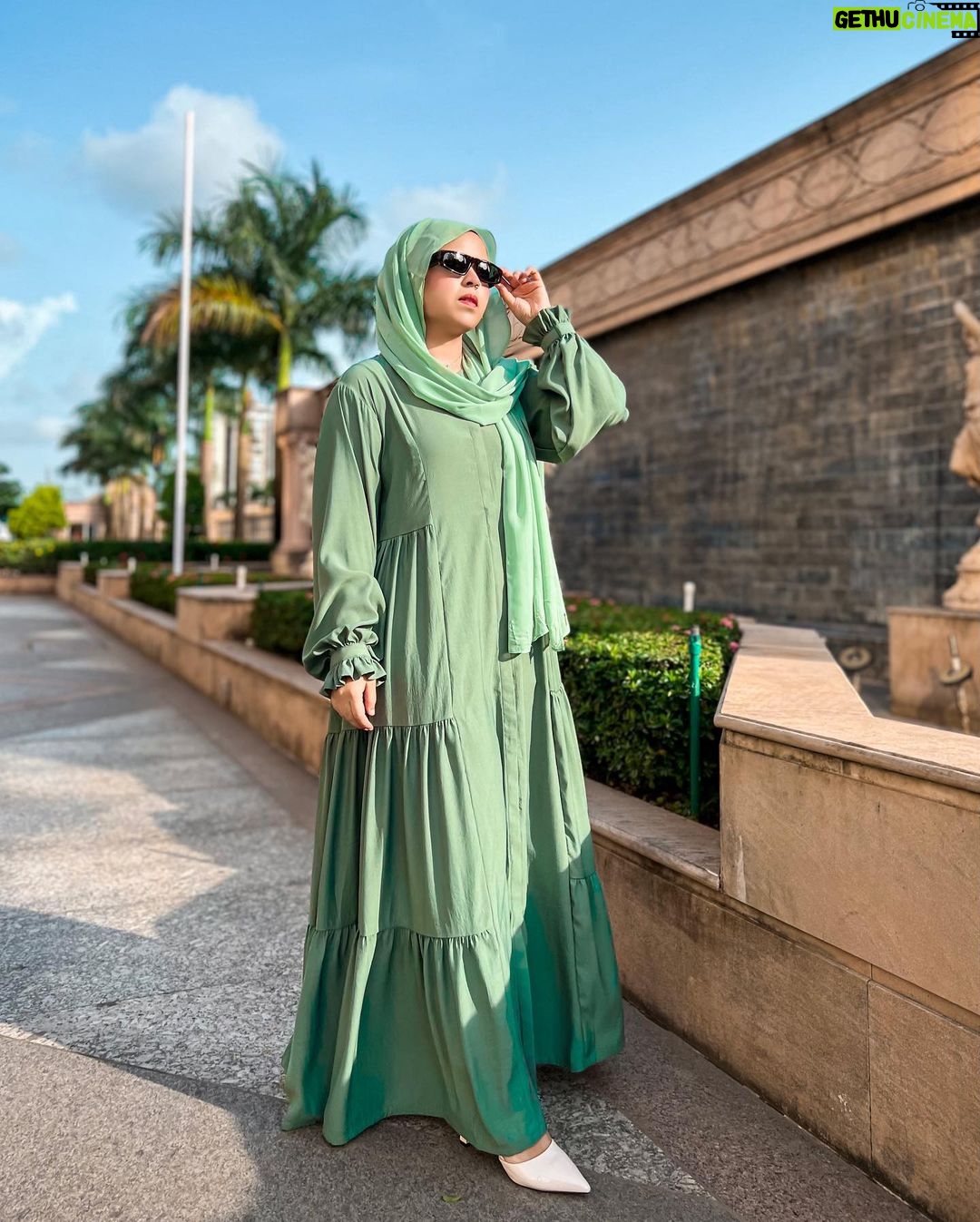 Saba Ibrahim Instagram - Jo humein samajh na sake.. Use haq hai.. 👇🏻 . . Tution lagwa le 🤣🙈 . . Dress & hijab by - @ana.apparels 👗 . . . . #sabaibrahim#sabakajahaan#abayaa#modestclothing#modestoutfit#hijab#saba#ootd#outfits#trending#tuesdayvibes#instagram