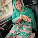 Saba Ibrahim Instagram - Kaanto se ghira rehta hai chaaro taraf se phool.. Phir bhi khila rehta hai, kya khushmizaaj hai.. 🌹 . . Khush-mizaaj of cheerful disposition, well-behaved, good-tempered, of pleasing manners, cheerful.. . . . #sabaibrahim#sabakhalid#sabakajahaan