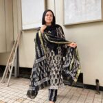 Saba Ibrahim Instagram - Bohot gehre khayalo mein.. Mohobbat ke hawaalo mein.. Tumhara naam aa jana.. Mujhe achcha sa lagta hai ❤️ . . Outfit - @ak.batiq (Stitching bhi bohot achchi ) 👌 . . . #sabaibrahim#sabakajahaan#blackoutfit#ootd#photoshoot#trending#cottonsuits#tuesday#lookoftheday#mumbai#india#indianwear