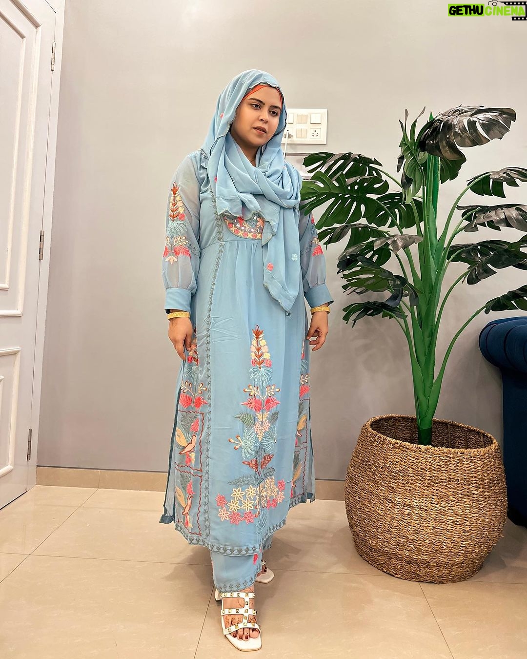 Saba Ibrahim Instagram - Jo gir ke sambhal jata hai.. Wo aksar zindagi ko samajh jata hai.. ❤️🙂 . . Outfit - @swaroop_dressing_collection