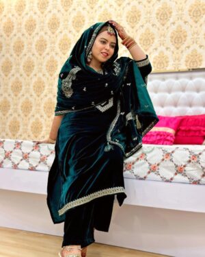 Saba Ibrahim Instagram - Tum jeete ho mujh mein..
Isiliye tumpe marti hu main 💚
.
.
.
#receptionlook#sabakajahaan#sabaibrahim#velvetsuits#velvetseason#winteroutfit#weddinglook#sabasunnykishaadi#sabasunny#sabakhalid#green#makeuplook#trending#postoftheday