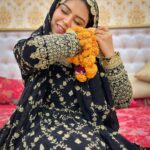 Saba Ibrahim Instagram - Mann mehekta hai kisi ki khushboo se.. Kaun rehta hai phool sa mujh mein.. ❤️ . . #mehendiready . . Thanku for the outfit bhabhi @ms.dipika . . . #sabaibrahim#sabakajahaan#mehendiready#mehendifunction#sabasunny#sabakhalid