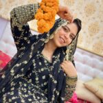 Saba Ibrahim Instagram - Mann mehekta hai kisi ki khushboo se.. Kaun rehta hai phool sa mujh mein.. ❤️ . . #mehendiready . . Thanku for the outfit bhabhi @ms.dipika . . . #sabaibrahim#sabakajahaan#mehendiready#mehendifunction#sabasunny#sabakhalid