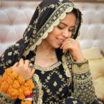 Saba Ibrahim Instagram - Mann mehekta hai kisi ki khushboo se.. Kaun rehta hai phool sa mujh mein.. ❤️ . . #mehendiready . . Thanku for the outfit bhabhi @ms.dipika . . . #sabaibrahim#sabakajahaan#mehendiready#mehendifunction#sabasunny#sabakhalid