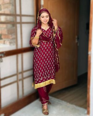 Saba Ibrahim Instagram - Duniya ka sabse khoobsurat ehsas yeh hai ke Mera Rab mujhse bohot pyar karta hai ❤️🤲🏽
.
.
ALHAMDUDULLILAH & MA SHA ALLAH FOR EVERYTHING ❤️🤲🏽
.
Outfit - @ak.batiq 
.
.
( aaj sunny ne pehle baar photos click ki, badi mushkil se yeh 4-5 pics achi aayi hai 🙈 Riza ki ki kami aur b zyada mehsus hui aaj ) 
.
.
.
#sabaibrahim#sabakajahaan#outfitcollaboration#akbatiq#sabakhalid#sabasunnykishaadi#sabakishaadi