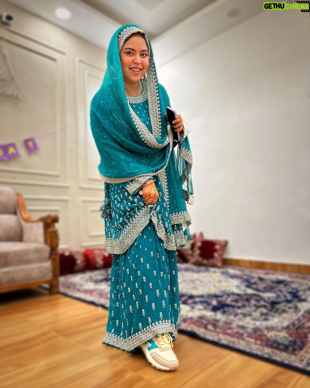 Saba Ibrahim Instagram - Shoes under gharara.. 👟 😀 Yay 👍🏻 or nay 👎🏻 . . . #sabaibrahim#sabakajahaan#sabakhalid