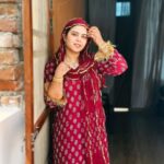 Saba Ibrahim Instagram - Duniya ka sabse khoobsurat ehsas yeh hai ke Mera Rab mujhse bohot pyar karta hai ❤️🤲🏽 . . ALHAMDUDULLILAH & MA SHA ALLAH FOR EVERYTHING ❤️🤲🏽 . Outfit - @ak.batiq . . ( aaj sunny ne pehle baar photos click ki, badi mushkil se yeh 4-5 pics achi aayi hai 🙈 Riza ki ki kami aur b zyada mehsus hui aaj ) . . . #sabaibrahim#sabakajahaan#outfitcollaboration#akbatiq#sabakhalid#sabasunnykishaadi#sabakishaadi
