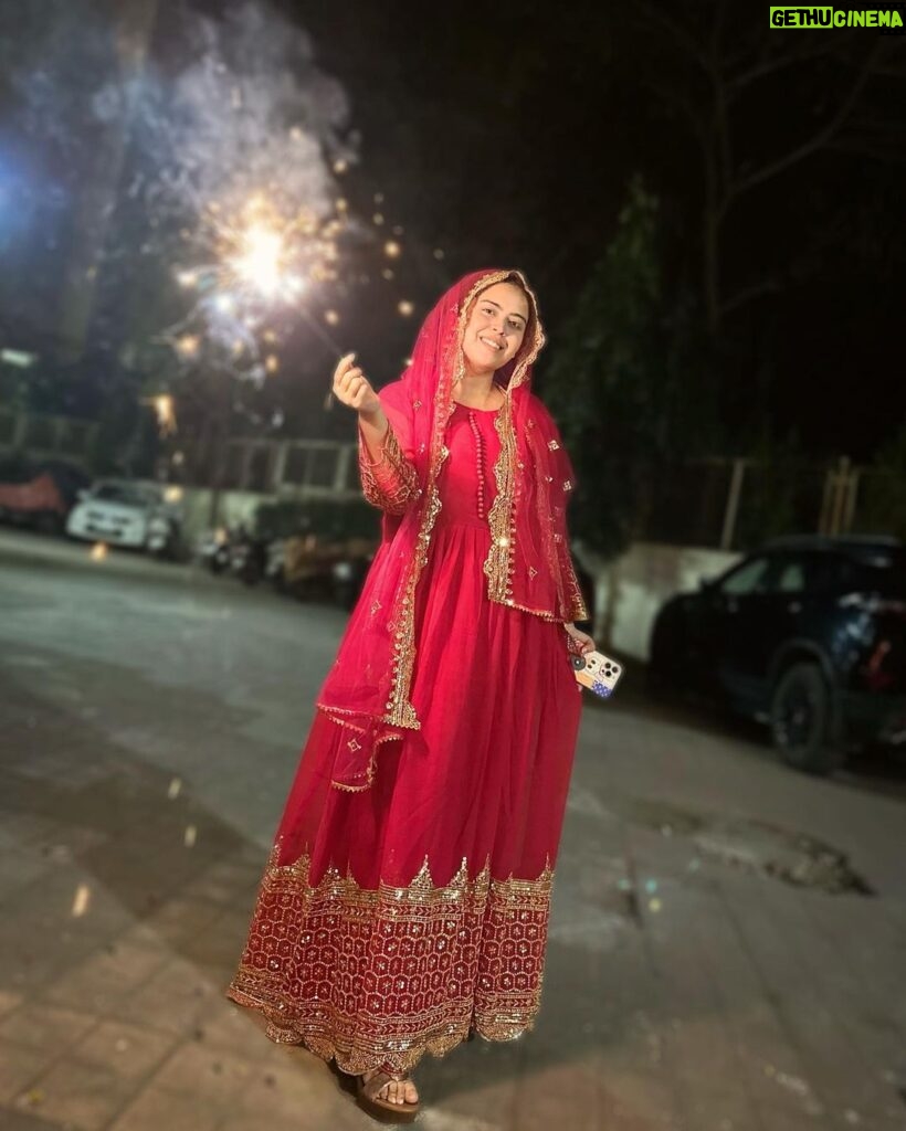 Saba Ibrahim Instagram - Happy diwali friends ✨🤗 . . Spread love.. spread lights ✨❤️ . . . Outfit - @swaroop_dressing_collection ❤️ . #sabaibrahim#sabakajahaan#youtuber#vlogger#indianvlogger#festivevibes#festivaloflights