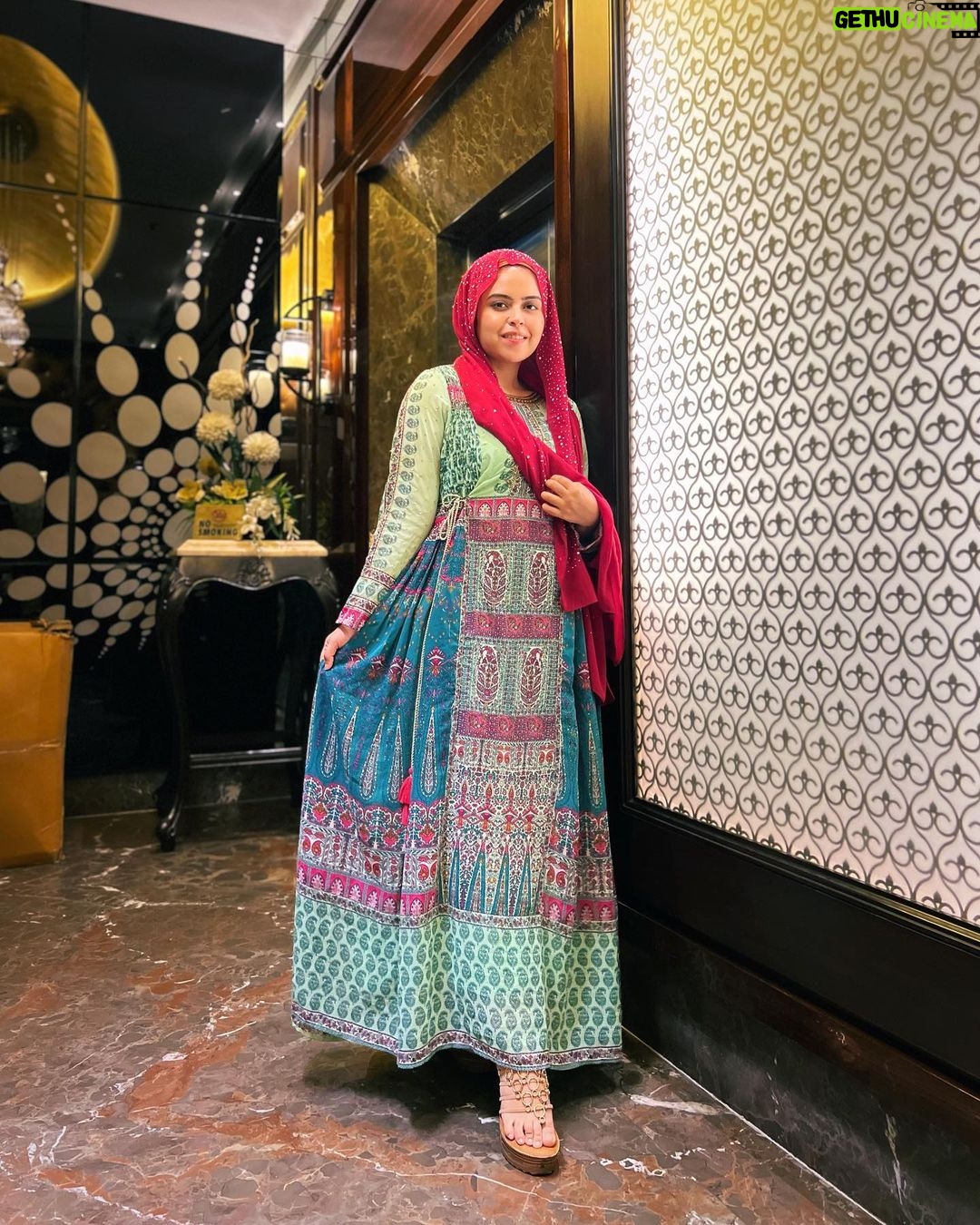 Saba Ibrahim Instagram - Humari kahani.. Tumhara fasaana.. Humesha humesha kahega zamana 💕 . . . . Song guess karke dikhao 🥰 . . #sabaibrahim#sabakajahaan#vlogger#youtuber#indianvloggersabaibrahim