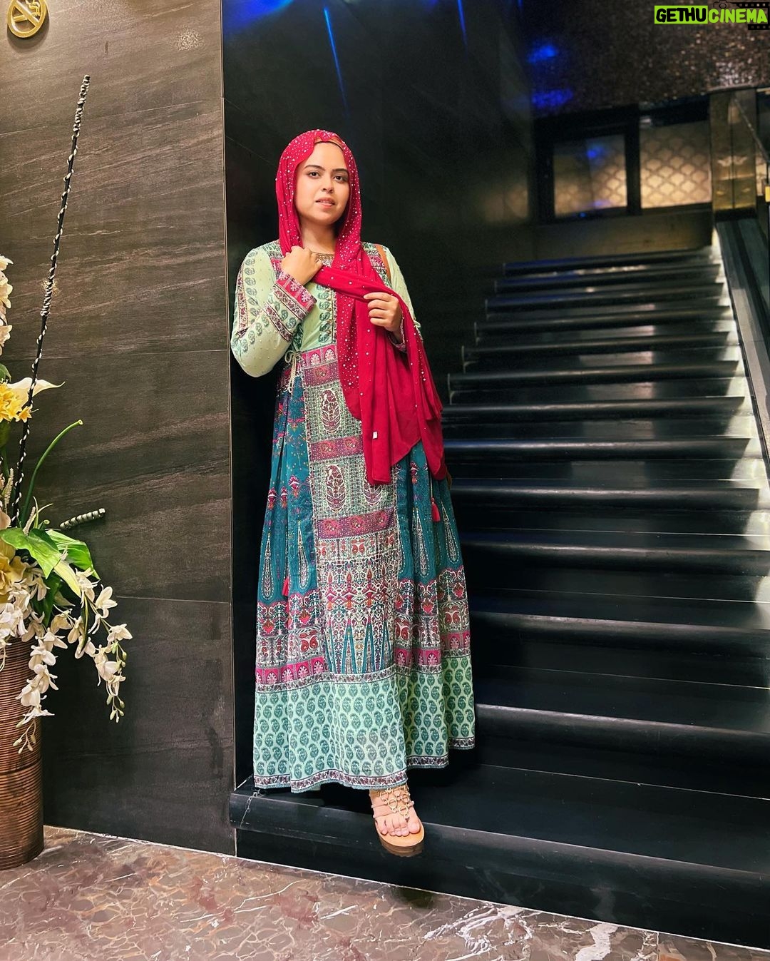 Saba Ibrahim Instagram - Humari kahani.. Tumhara fasaana.. Humesha humesha kahega zamana 💕 . . . . Song guess karke dikhao 🥰 . . #sabaibrahim#sabakajahaan#vlogger#youtuber#indianvloggersabaibrahim
