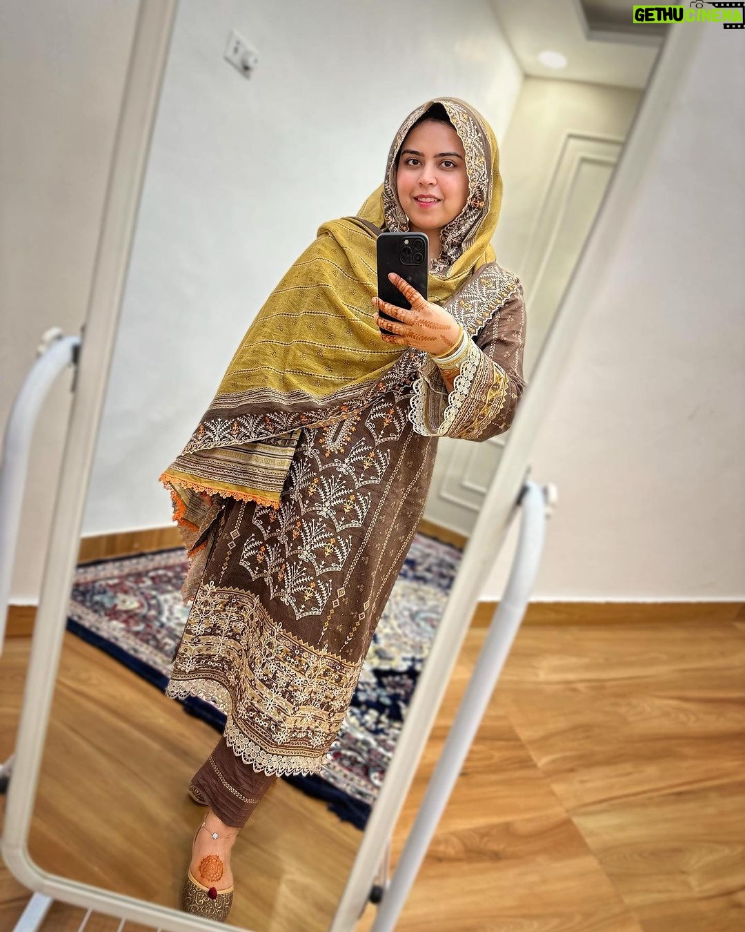 Saba Ibrahim Instagram - Outfit from - @farheennaz652 👗 Embroidered lawn suit (unstitched) . . . . #sabaibrahim#sabakajahaan#ootd#outfitoftheday#jummahspecial#lawnsuits
