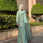 Saba Ibrahim Instagram - Jo humein samajh na sake.. Use haq hai.. 👇🏻 . . Tution lagwa le 🤣🙈 . . Dress & hijab by - @ana.apparels 👗 . . . . #sabaibrahim#sabakajahaan#abayaa#modestclothing#modestoutfit#hijab#saba#ootd#outfits#trending#tuesdayvibes#instagram
