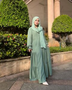 Saba Ibrahim Instagram - Jo humein samajh na sake.. Use haq hai.. 👇🏻 . . Tution lagwa le 🤣🙈 . . Dress & hijab by - @ana.apparels 👗 . . . . #sabaibrahim#sabakajahaan#abayaa#modestclothing#modestoutfit#hijab#saba#ootd#outfits#trending#tuesdayvibes#instagram
