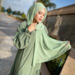 Saba Ibrahim Instagram - Jo humein samajh na sake.. Use haq hai.. 👇🏻 . . Tution lagwa le 🤣🙈 . . Dress & hijab by - @ana.apparels 👗 . . . . #sabaibrahim#sabakajahaan#abayaa#modestclothing#modestoutfit#hijab#saba#ootd#outfits#trending#tuesdayvibes#instagram