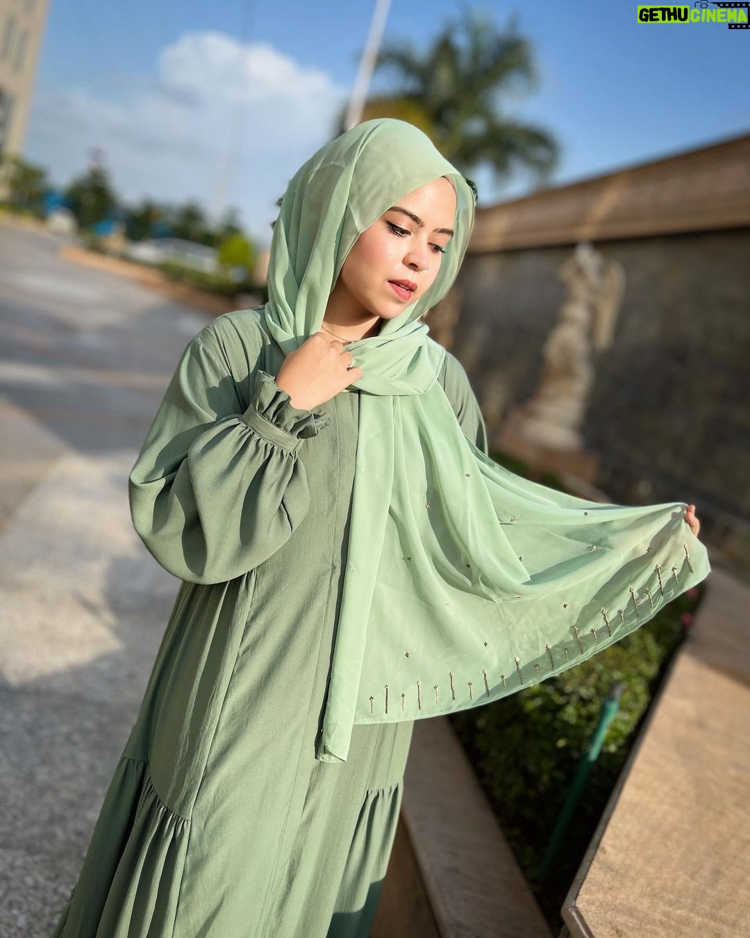 Saba Ibrahim Instagram - Jo humein samajh na sake.. Use haq hai.. 👇🏻 . . Tution lagwa le 🤣🙈 . . Dress & hijab by - @ana.apparels 👗 . . . . #sabaibrahim#sabakajahaan#abayaa#modestclothing#modestoutfit#hijab#saba#ootd#outfits#trending#tuesdayvibes#instagram