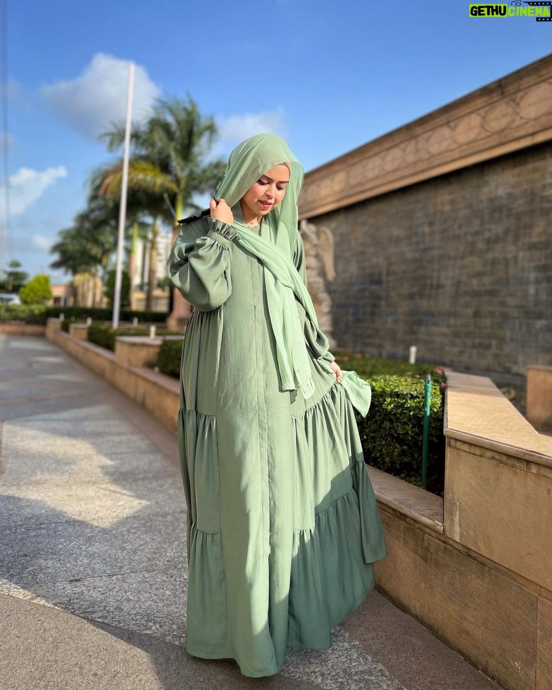 Saba Ibrahim Instagram - Jo humein samajh na sake.. Use haq hai.. 👇🏻 . . Tution lagwa le 🤣🙈 . . Dress & hijab by - @ana.apparels 👗 . . . . #sabaibrahim#sabakajahaan#abayaa#modestclothing#modestoutfit#hijab#saba#ootd#outfits#trending#tuesdayvibes#instagram