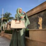 Saba Ibrahim Instagram - Jo humein samajh na sake.. Use haq hai.. 👇🏻 . . Tution lagwa le 🤣🙈 . . Dress & hijab by - @ana.apparels 👗 . . . . #sabaibrahim#sabakajahaan#abayaa#modestclothing#modestoutfit#hijab#saba#ootd#outfits#trending#tuesdayvibes#instagram