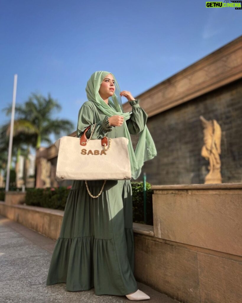 Saba Ibrahim Instagram - Jo humein samajh na sake.. Use haq hai.. 👇🏻 . . Tution lagwa le 🤣🙈 . . Dress & hijab by - @ana.apparels 👗 . . . . #sabaibrahim#sabakajahaan#abayaa#modestclothing#modestoutfit#hijab#saba#ootd#outfits#trending#tuesdayvibes#instagram