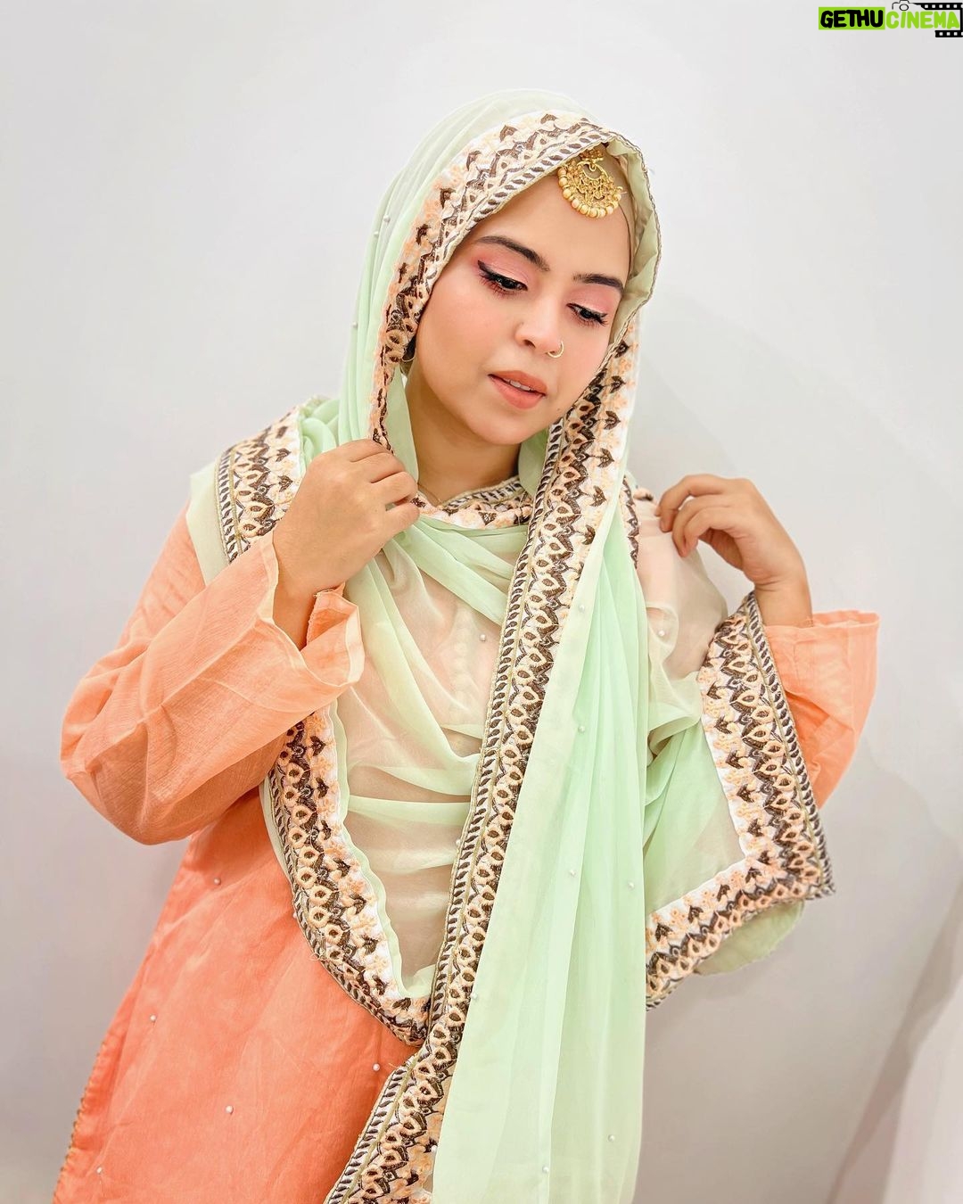 Saba Ibrahim Instagram - Qubool sirf ek dua ho jaaye.. Tumhara mere sath nikah ho jaye π€£π . . AMEEN π€²π½ . . Chalo aap sab bhi koi Funny shayari sunao π . . . . #sabaibrahim#sabakajahaan#photoshoot#sharara#gharara#lookoftheday#weddingvibes#igers#postoftheday
