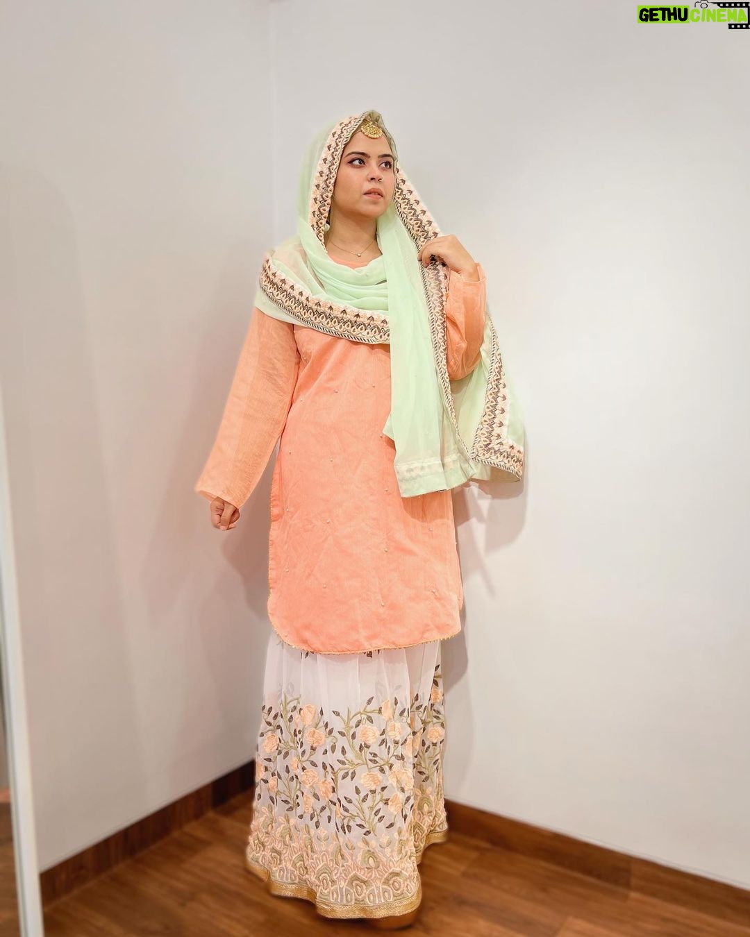Saba Ibrahim Instagram - Qubool sirf ek dua ho jaaye.. Tumhara mere sath nikah ho jaye π€£π . . AMEEN π€²π½ . . Chalo aap sab bhi koi Funny shayari sunao π . . . . #sabaibrahim#sabakajahaan#photoshoot#sharara#gharara#lookoftheday#weddingvibes#igers#postoftheday