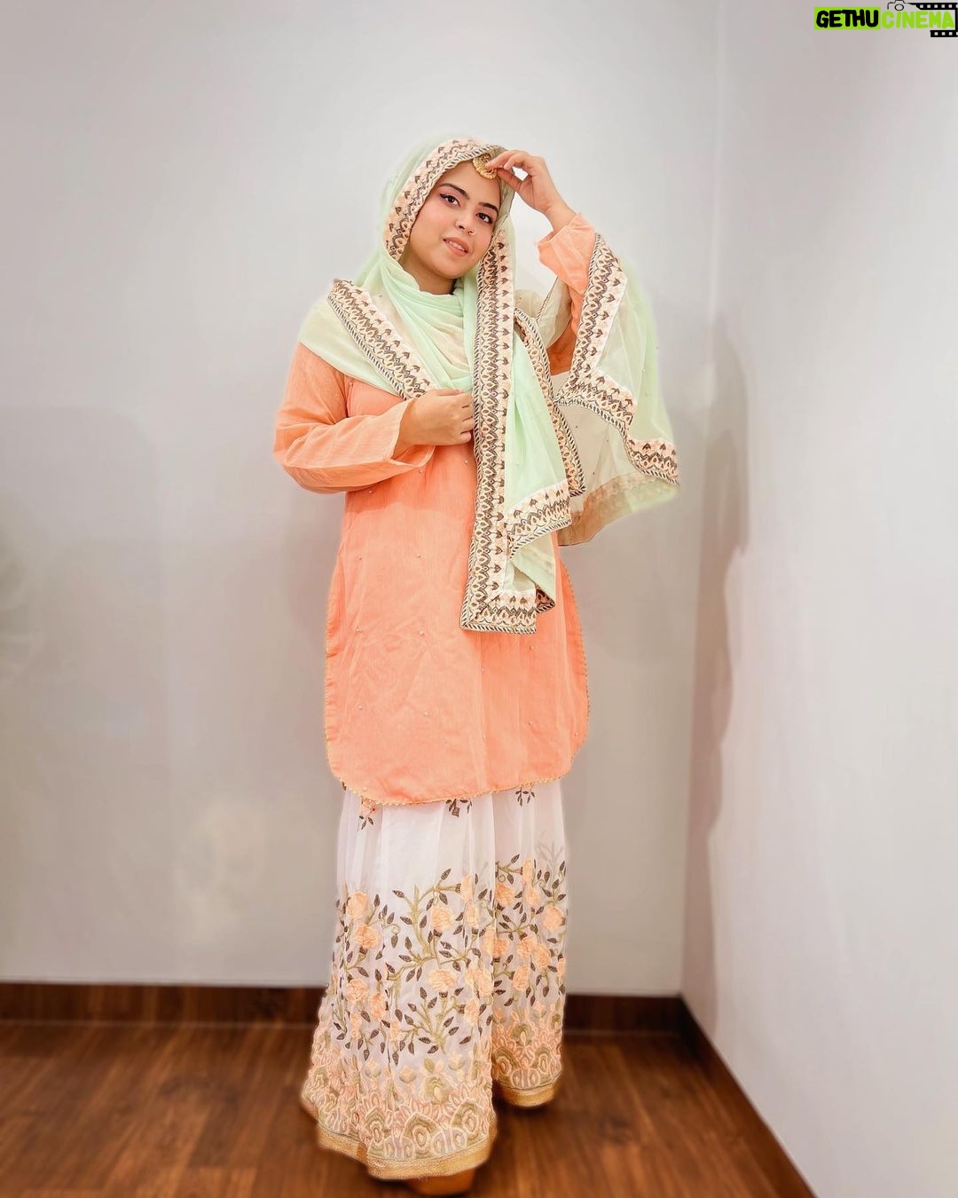 Saba Ibrahim Instagram - Qubool sirf ek dua ho jaaye.. Tumhara mere sath nikah ho jaye π€£π . . AMEEN π€²π½ . . Chalo aap sab bhi koi Funny shayari sunao π . . . . #sabaibrahim#sabakajahaan#photoshoot#sharara#gharara#lookoftheday#weddingvibes#igers#postoftheday