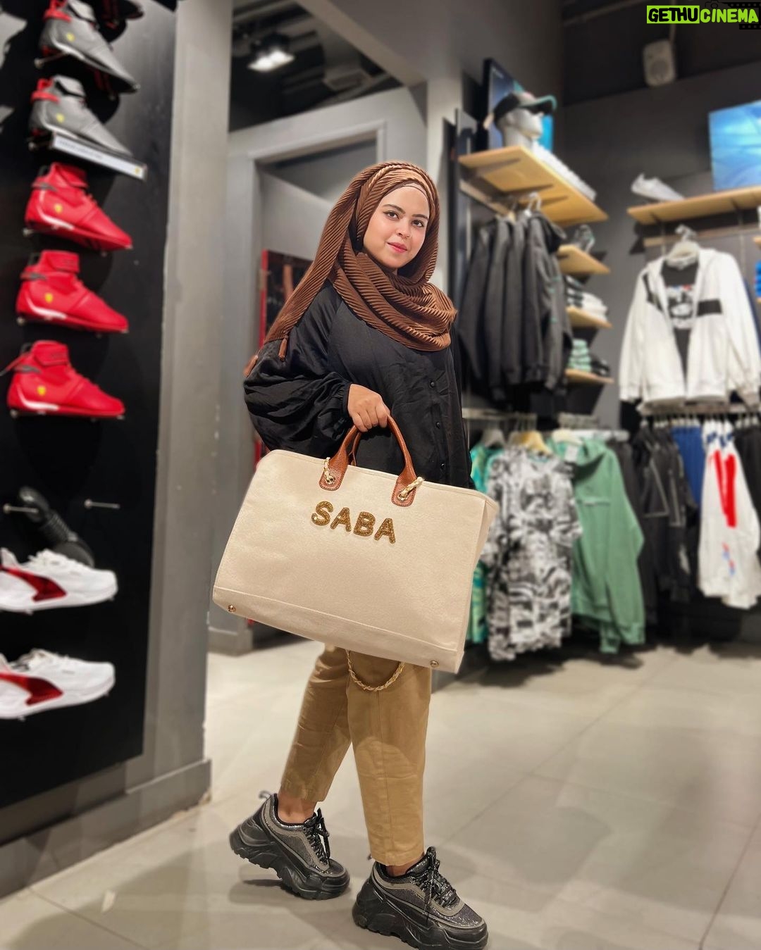 Saba Ibrahim Instagram - Kahin patthar, kahin phool kahin aaina hu main 🙃 . . In love with this bag from - @houseofkeisho 👜 . . . #sabaibrahim#sabakajahaan#bag#customisedbag#handbags#saba#trending#ootd#saturdaynight#saturyay#saturday#weekend#ootd#lookoftheday#iger#instagram#houseofkiesho