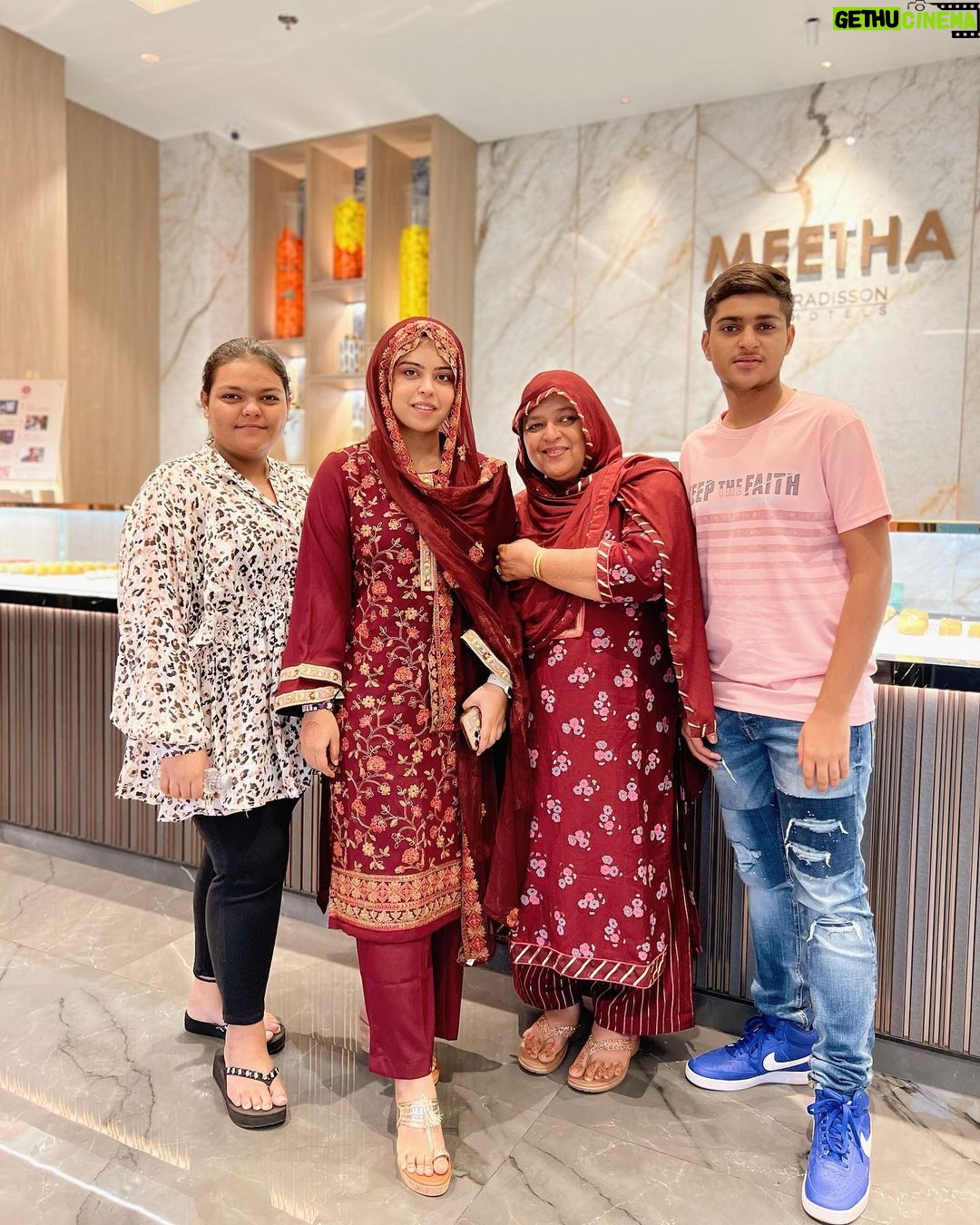 Saba Ibrahim Instagram - Kuch meetha ho jaye @meethamumbai . . Comment down ur fav sweet πΊππ»
